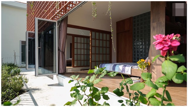 Ban c&ocirc;ng ngăn c&aacute;ch với ph&ograve;ng ngủ bằng hệ thống cửa s&aacute;t đất rộng lớn để đ&oacute;n nắng v&agrave; gi&oacute; gi&uacute;p nơi nghỉ ngơi của gia chủ lu&ocirc;n th&ocirc;ng tho&aacute;ng.