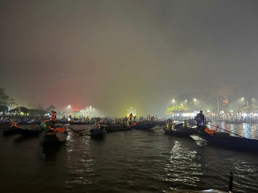 Hàng vạn du khách đội mưa trẩy hội Chùa Hương đầu xuân Bính Ngọ Hàng vạn du khách đội mưa trẩy hội Chùa Hương đầu xuân Bính Ngọ