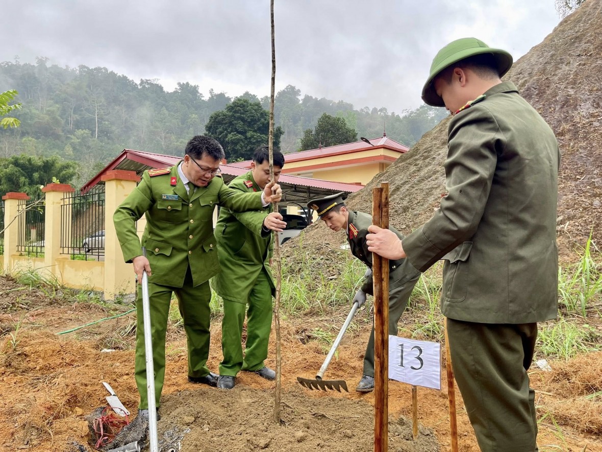 Bí thư xã Bạch Thông xuống đồng và thực hiện nghi lễ 