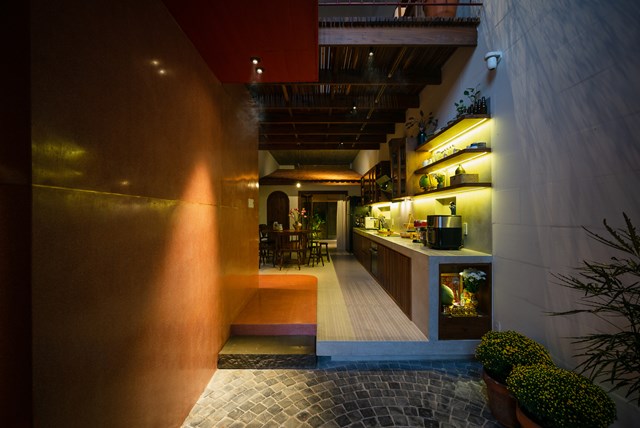 Khu bếp được bố tr&iacute; tại tầng 1 dọc theo lối v&agrave;o nh&agrave; tạo chiều s&acirc;u cho kh&ocirc;ng gian.