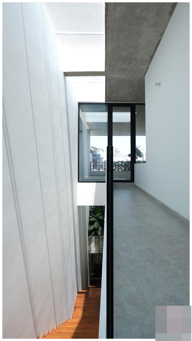 H&agrave;nh lang v&agrave; cầu thang tr&agrave;n ngập &aacute;nh nắng tự nhi&ecirc;n từ giếng trời.