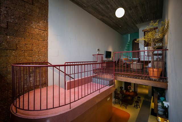 Ph&ograve;ng kh&aacute;ch tiếp nối với ph&ograve;ng bếp một c&aacute;ch kh&eacute;o l&eacute;o. Khoảng hở giữa hai tầng gi&uacute;p kết nối c&aacute;c th&agrave;nh vi&ecirc;n gia đ&igrave;nh th&ocirc;ng qua hoạt động sinh hoạt h&agrave;ng ng&agrave;y.