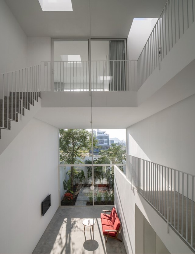 Lối đi trong nh&agrave; được bố tr&iacute; theo h&igrave;nh xoắn ốc, bao quanh khoảng th&ocirc;ng tầng c&oacute; t&aacute;c dụng kết nối c&aacute;c kh&ocirc;ng gian trong nh&agrave;. B&ecirc;n cạnh đ&oacute;, gia chủ c&ograve;n c&oacute; thể thay đổi linh hoạt g&oacute;c nh&igrave;n khi di chuyển qua từng khu vực.