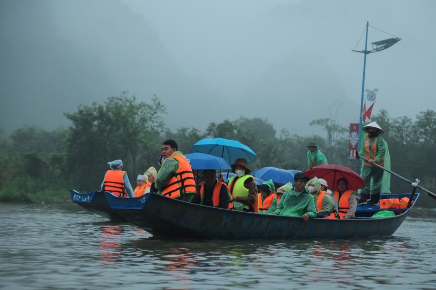 Hàng vạn du khách đội mưa trẩy hội Chùa Hương đầu xuân Bính Ngọ Hàng vạn du khách đội mưa trẩy hội Chùa Hương đầu xuân Bính Ngọ