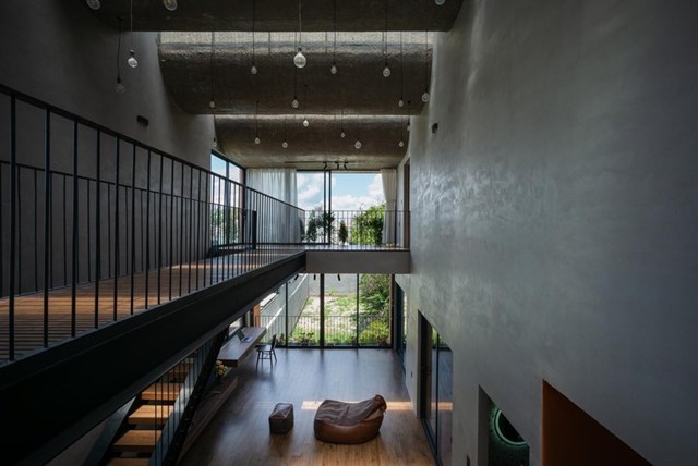 Thiết kế th&ocirc;ng tầng l&agrave;m kh&ocirc;ng gian trở n&ecirc;n tho&aacute;ng đ&atilde;ng hơn v&agrave; gia tăng tầm nh&igrave;n.