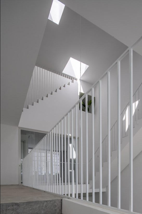 Một điểm đặc biệt kh&aacute;c của ng&ocirc;i nh&agrave; l&agrave; năm chiếc &ldquo;hộp nhiệt đới&rdquo; đặt tr&ecirc;n m&aacute;i nh&agrave; đ&oacute;ng vai tr&ograve; như giếng trời, vừa c&oacute; t&aacute;c dụng chiếu s&aacute;ng, vừa gi&uacute;p lưu th&ocirc;ng kh&ocirc;ng kh&iacute;.&nbsp;