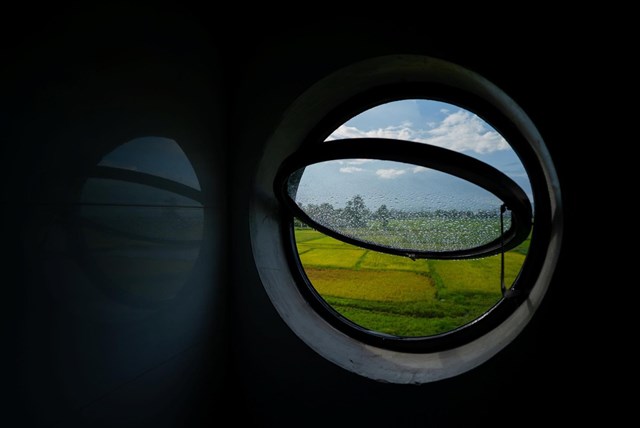 C&aacute;c &ocirc; cửa sổ nhỏ h&igrave;nh tr&ograve;n cũng được bố tr&iacute; hợp l&yacute; vừa c&oacute; t&aacute;c dụng th&ocirc;ng gi&oacute;, vừa tạo th&ecirc;m điểm nhấn cho ng&ocirc;i nh&agrave;.