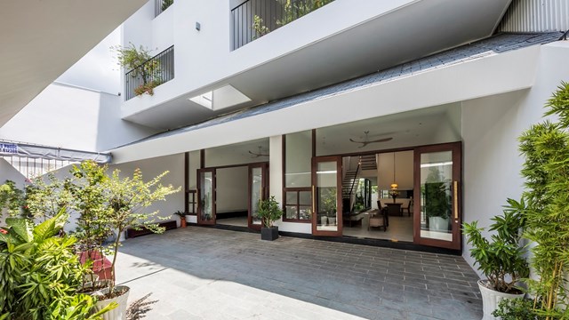 Khoảng s&acirc;n trước v&agrave; s&acirc;n sau của hai nh&agrave; th&ocirc;ng nhau, kh&ocirc;ng bị ngăn c&aacute;ch bởi h&agrave;ng r&agrave;o, gi&uacute;p tăng diện t&iacute;ch khu để xe v&agrave; khu sinh hoạt ngo&agrave;i trời. Đ&acirc;y cũng l&agrave; nơi l&iacute; tưởng để vui chơi v&agrave; tổ chức tiệc t&ugrave;ng cho hai gia đ&igrave;nh.