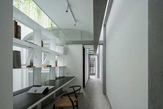 Nơi l&agrave;m việc được bố tr&iacute; ngo&agrave;i h&agrave;nh lang tầng 3 đảm bảo đủ điều kiện &aacute;nh s&aacute;ng v&agrave; sự tho&aacute;ng m&aacute;t cho gia chủ khi l&agrave;m việc.