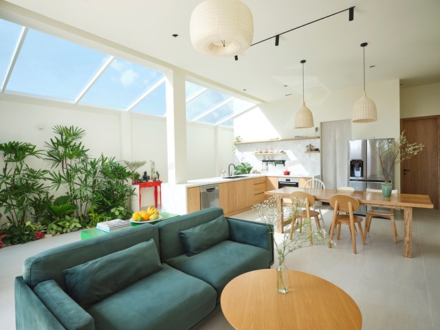 Ban ng&agrave;y, &aacute;nh s&aacute;ng tự nhi&ecirc;n xuy&ecirc;n qua lớp k&iacute;nh chiếu v&agrave;o nh&agrave; khiến cả kh&ocirc;ng gian s&aacute;ng bừng v&agrave; tr&agrave;n ngập sức sống. Nh&igrave;n tổng thế, c&aacute;c chi tiết của ng&ocirc;i nh&agrave; đều rất đơn giản v&agrave; tinh tế, ph&ugrave; hợp với ti&ecirc;u ch&iacute; 