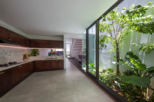 Khu vườn nhỏ được bố tr&iacute; đối diện bếp gi&uacute;p con người gắn kết với thi&ecirc;n nhi&ecirc;n, tăng khoảng xanh v&agrave; tạo cảm gi&aacute;c tho&aacute;ng m&aacute;t.