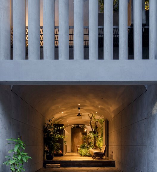 Ng&ocirc;i nh&agrave; 3 tầng được x&acirc;y dựng theo cấu tr&uacute;c v&ograve;m. Mặt tiền to&agrave;n m&agrave;u x&aacute;m v&agrave; tầng trệt h&igrave;nh m&aacute;i v&ograve;m&nbsp;gợi l&ecirc;n kh&ocirc;ng gian nguy&ecirc;n sơ. Vẻ ngo&agrave;i kh&aacute;c biệt so với c&aacute;c ng&ocirc;i nh&agrave; l&acirc;n cận tạo n&ecirc;n diện mạo độc nhất của K House.