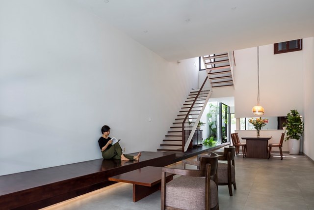 &Aacute;nh s&aacute;ng tự nhi&ecirc;n từ m&aacute;i nh&agrave; tản xạ qua c&aacute;c mảng tường v&agrave; chiếu xuống ph&ograve;ng ăn.