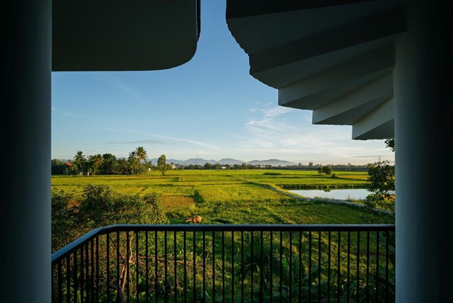 D&ugrave; đứng ở bất kể kh&ocirc;ng gian n&agrave;o của ng&ocirc;i nh&agrave; cũng c&oacute; thể ngắm nh&igrave;n những bức tranh phong cảnh thơ mộng v&agrave; y&ecirc;n b&igrave;nh.