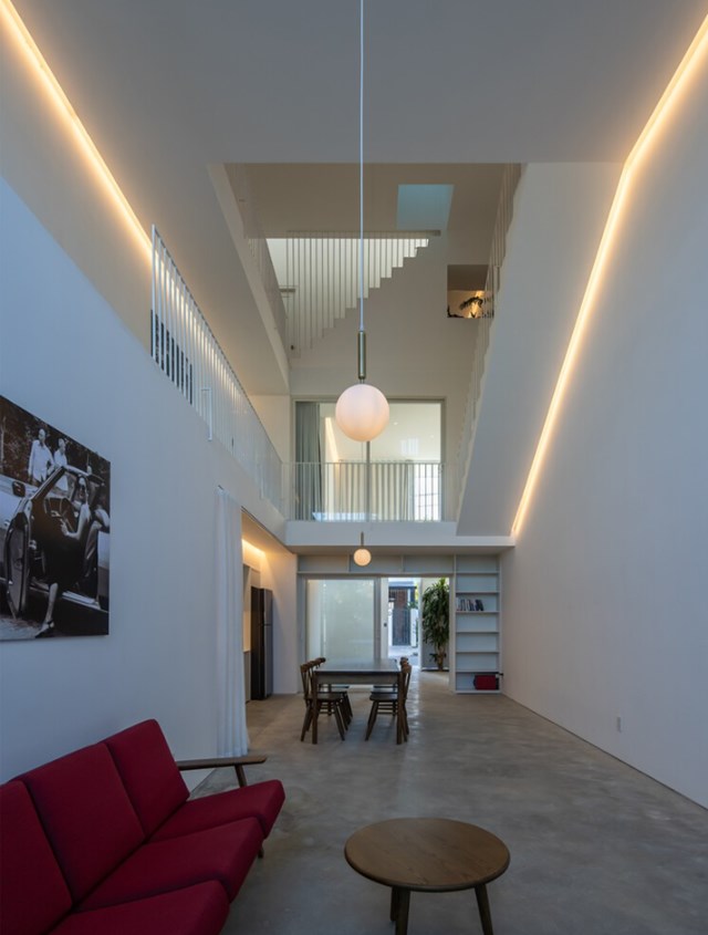 Ph&ograve;ng kh&aacute;ch được thiết kế tương tự như s&agrave;n catwalk. Nội thất tối giản c&ugrave;ng khoảng th&ocirc;ng tầng gi&uacute;p kh&ocirc;ng gian rộng r&atilde;i, tho&aacute;ng m&aacute;t hơn.