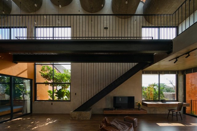 C&aacute;c &ocirc; cửa đều được sử dụng vật liệu k&iacute;nh để đ&oacute;n &aacute;nh nắng tự nhi&ecirc;n v&agrave;o ban ng&agrave;y.