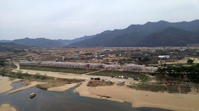 L&agrave;ng Hahoe được x&acirc;y dựng ở một vị tr&iacute; c&oacute; phong thủy tốt, gi&uacute;p c&aacute;c gia tộc thịnh vượng v&agrave; b&igrave;nh an