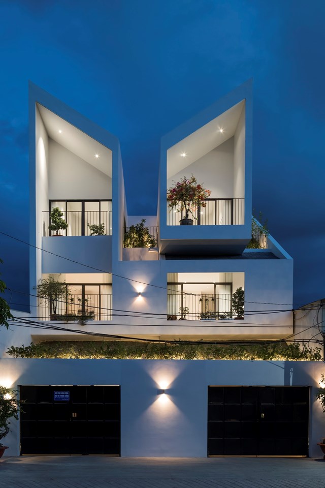 Thiết kế v&aacute;t x&eacute;o, g&oacute;c cạnh, điểm xuyết một v&agrave;i khoảng xanh mạng lại cảm gi&aacute;c hiện đại, tươi m&aacute;t c&ugrave;ng h&igrave;nh thức &ldquo;nh&agrave; song sinh&rdquo; tạo n&ecirc;n t&iacute;nh độc đ&aacute;o v&agrave; mới lạ cho cả c&ocirc;ng tr&igrave;nh.