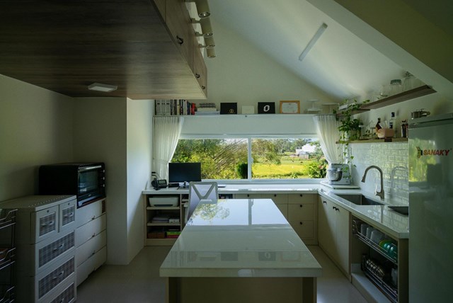 Khu vực ăn uống sử dụng t&ocirc;ng m&agrave;u trắng mang đến cảm gi&aacute;c sạch sẽ. C&aacute;c kh&ocirc;ng gian được thiết kế nhỏ gọn trong diện t&iacute;ch tối thiểu nhưng vẫn khai th&aacute;c được gi&aacute; trị của cảnh quan thi&ecirc;n nhi&ecirc;n b&ecirc;n ngo&agrave;i.