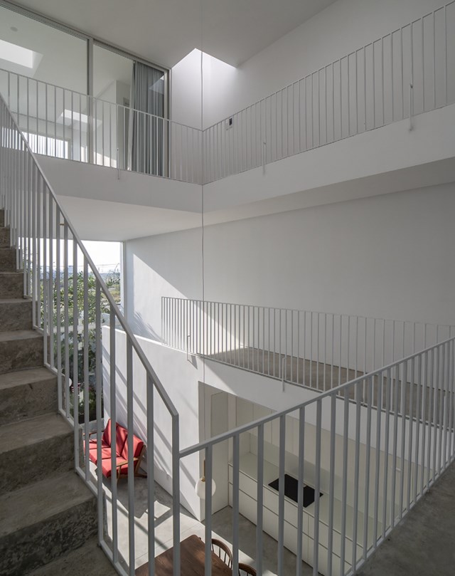 Nhờ giếng trời v&agrave; khoảng th&ocirc;ng tầng, nơi n&agrave;o trong nh&agrave; cũng trần ngập &aacute;nh s&aacute;ng tự nhi&ecirc;n v&agrave; kh&ocirc;ng kh&iacute; trong l&agrave;nh.