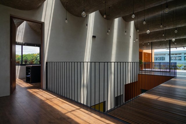 Phần m&aacute;i nh&agrave; c&oacute; thể đ&oacute;ng mở t&ugrave;y &yacute;, c&oacute; t&aacute;c dụng tương tự như giếng trời.