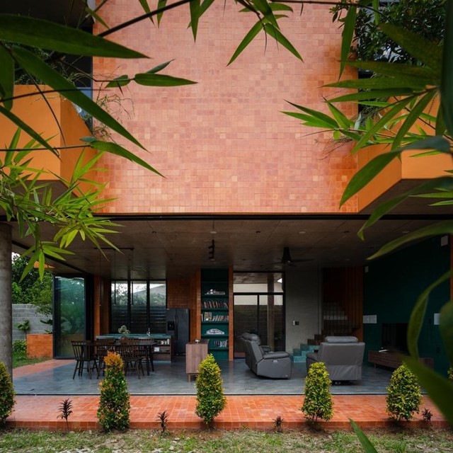 Nơi tiếp kh&aacute;ch v&agrave; khu bếp được bố tr&iacute; th&ocirc;ng nhau ngay tầng 1. Đ&acirc;y l&agrave; thiết kế phổ biến gần đ&acirc;y gi&uacute;p gia tăng diện t&iacute;ch kh&ocirc;ng gian cũng như kết nối c&aacute;c th&agrave;nh vi&ecirc;n trong gia đ&igrave;nh.