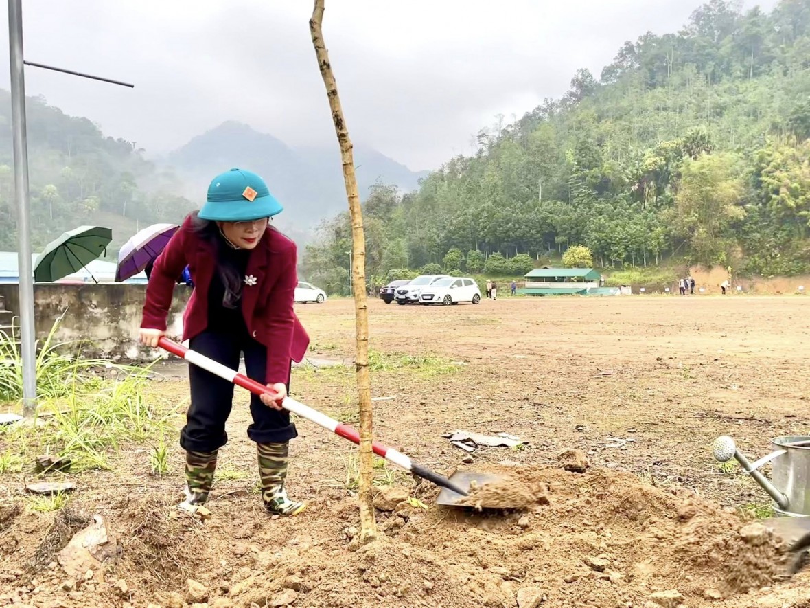 Bí thư xã Bạch Thông xuống đồng và thực hiện nghi lễ 