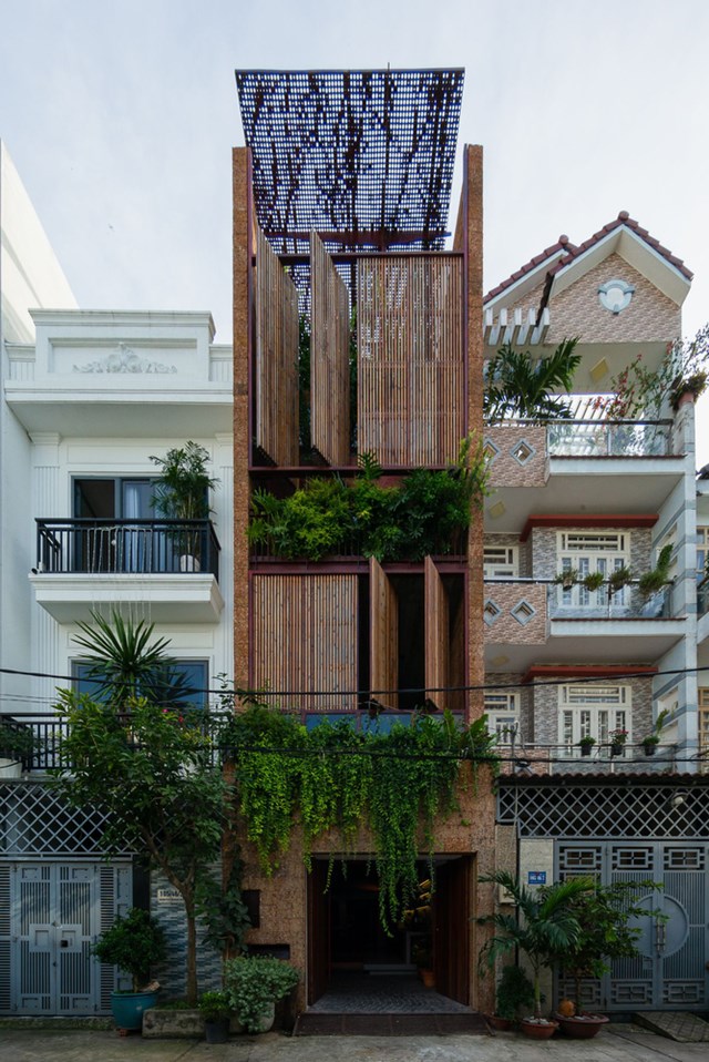 C&acirc;y xanh v&agrave; d&acirc;y leo ở cửa l&agrave;m tăng th&ecirc;m khoảng xanh v&agrave; giảm bớt nắng n&oacute;ng cho ng&ocirc;i nh&agrave;.