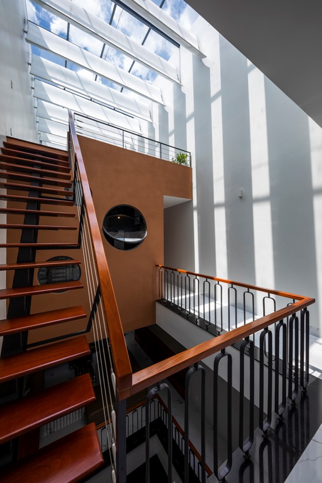 Hệ m&aacute;i lam c&oacute; thể xoay, điều tiết lượng &aacute;nh s&aacute;ng, gi&uacute;p tăng t&iacute;nh thẩm mỹ v&agrave; trải nghiệm cho gia chủ.