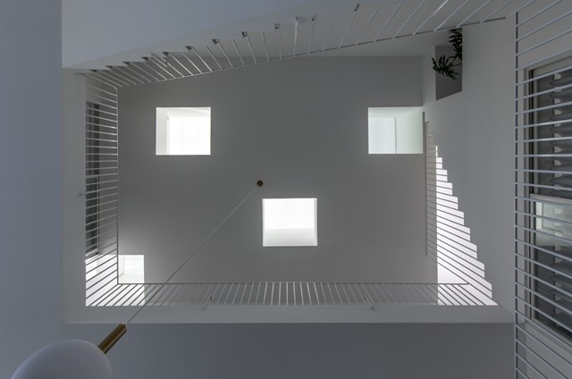 Đ&ecirc;m đến, gia chủ c&ograve;n c&oacute; thể ngắm nh&igrave;n mặt trăng qua c&aacute;c khe hở tr&ecirc;n m&aacute;i nh&agrave;.