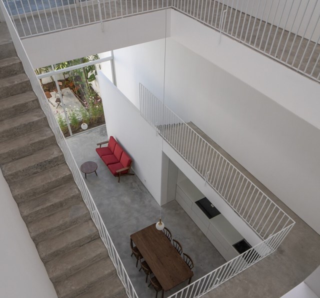 Điểm nhấn của ng&ocirc;i nh&agrave; l&agrave; đường đi catwalk bắt đầu từ tầng trệt, sau đ&oacute; l&ecirc;n cầu thang rồi băng qua h&agrave;nh lang v&agrave; tiếp tục đi đến tầng tr&ecirc;n c&ugrave;ng.