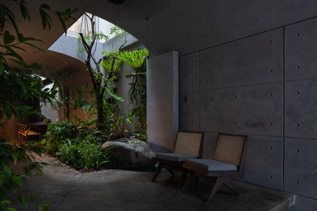 Theo c&aacute;c kiến tr&uacute;c sư, ngo&agrave;i cấu tr&uacute;c v&ograve;m, phương &aacute;n tạo c&aacute;c kh&ocirc;ng gian đặc rỗng xen kẽ nhau cũng được ứng dụng với K House. Giếng trời được đưa v&agrave;o giữa c&ocirc;ng tr&igrave;nh để đ&oacute;n &aacute;nh s&aacute;ng, gi&oacute; v&agrave; mưa mang lại sự trong l&agrave;nh, nguy&ecirc;n sơ cho ng&ocirc;i nh&agrave; giữa l&ograve;ng th&agrave;nh phố tấp nập.