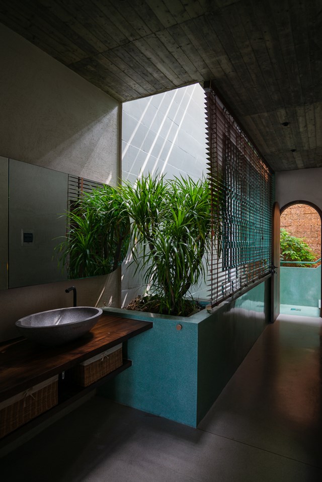 Khu vệ sinh c&oacute; thiết kế h&agrave;i h&ograve;a với thi&ecirc;n nhi&ecirc;n.