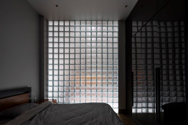 Những ph&ograve;ng ngủ kh&aacute;c trong ng&ocirc;i nh&agrave; sử dụng hệ thống gạch k&iacute;nh gi&uacute;p lấy &aacute;nh s&aacute;ng nhưng vẫn đảm bảo sự k&iacute;n đ&aacute;o.