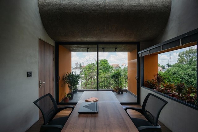 Ph&ograve;ng l&agrave;m việc của gia chủ cũng sử dụng hệ cửa k&iacute;nh, tận dụng &aacute;nh s&aacute;ng thi&ecirc;n nhi&ecirc;n gi&uacute;p tiết kiệm năng lượng.&nbsp;