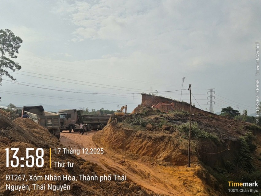 Tại điểm khai thác đất trái phép này mỗi ngày có từ 2 tới 3 chiếc máy xúc hoạt cùng hàng chục xe tải lớn nhỏ nối đuôi nhau vào ăn đất như một đại công trường nhưng không hề bị kiểm tra, xử lý.