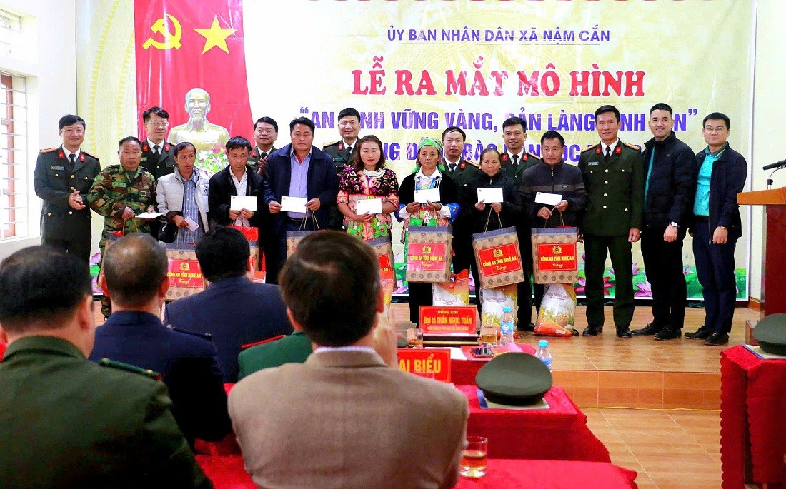 Những phần quà ý nghĩa đến với bà con xã Nậm Cắn.