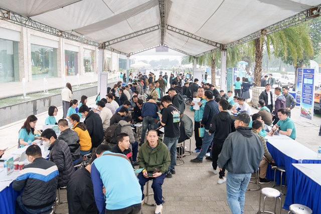 Từ đầu giờ s&aacute;ng, h&agrave;ng trăm t&agrave;i xế đ&atilde; c&oacute; mặt để t&igrave;m hiểu về c&aacute;c ch&iacute;nh s&aacute;ch của Xanh SM v&agrave; trải nghiệm mẫu xe EC Van &nbsp;