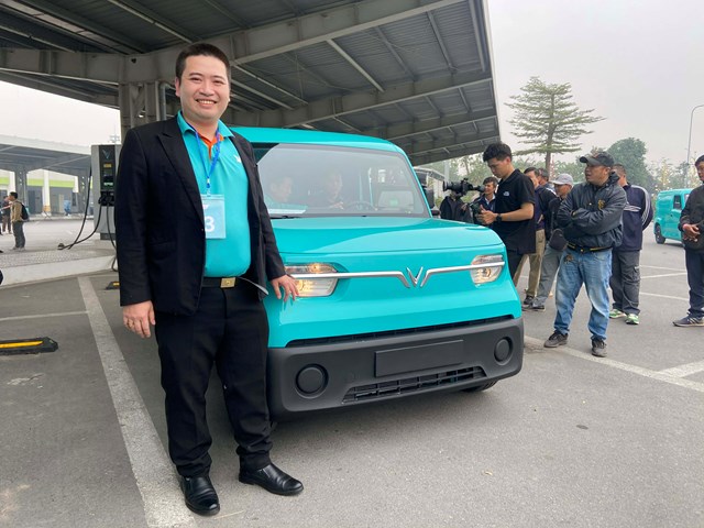 Anh Kiều Tử B&aacute;ch l&agrave; người đầu ti&ecirc;n l&aacute;i trải nghiệm VinFast EC Van tại sự kiện v&agrave; ngay lập tức bị ấn tượng bởi khả năng vận h&agrave;nh của xe &nbsp;