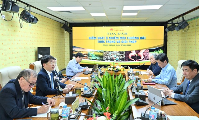 C&aacute;c đại biểu, chuy&ecirc;n gia, doanh nghiệp b&agrave;n giải ph&aacute;p kiểm so&aacute;t &ocirc; nhiễm m&ocirc;i trường đất
