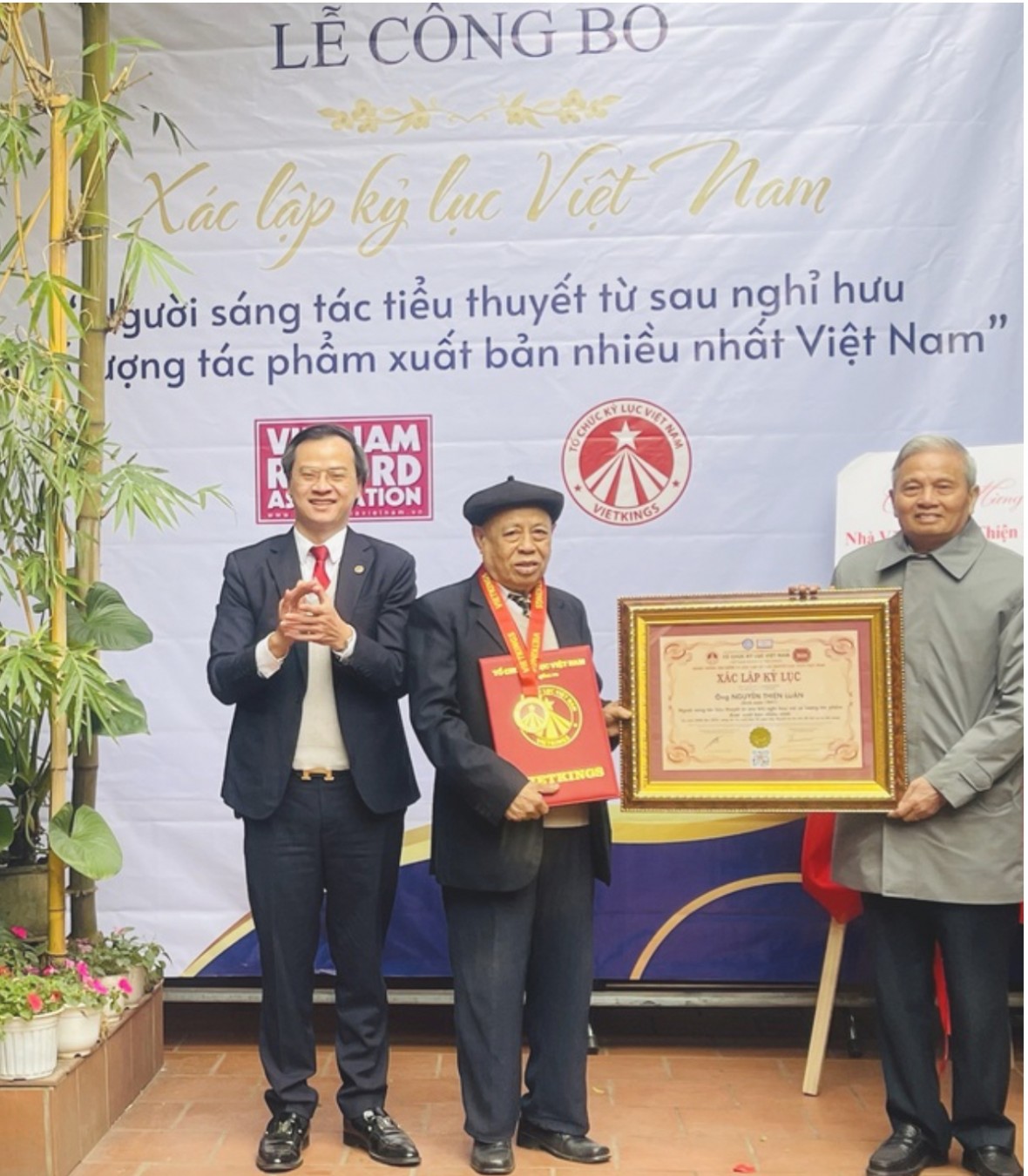 Xác lập Kỷ lục Việt Nam cho người sáng tác nhiều tiểu thuyết nhất sau khi nghỉ hưu