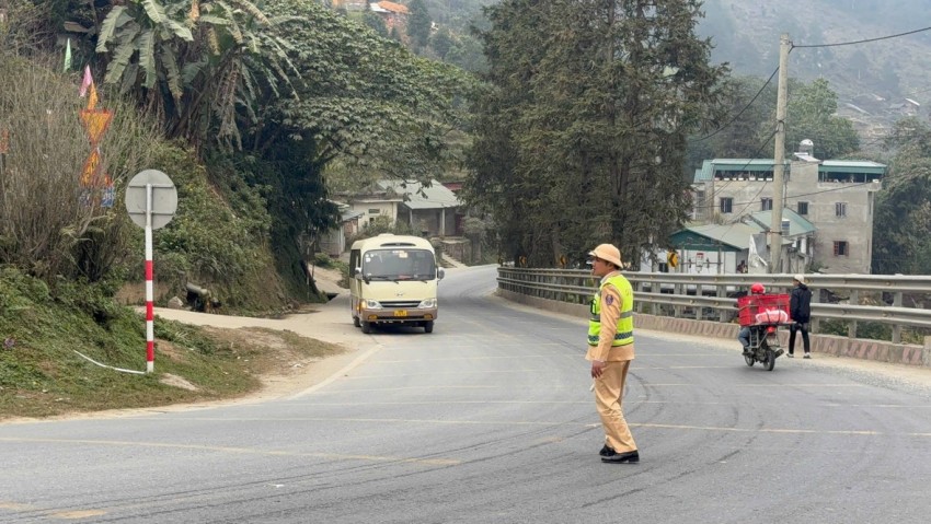 Công an Lào Cai xử lý vết dầu loang trên đường đèo, phòng ngừa rủi ro an toàn giao thông