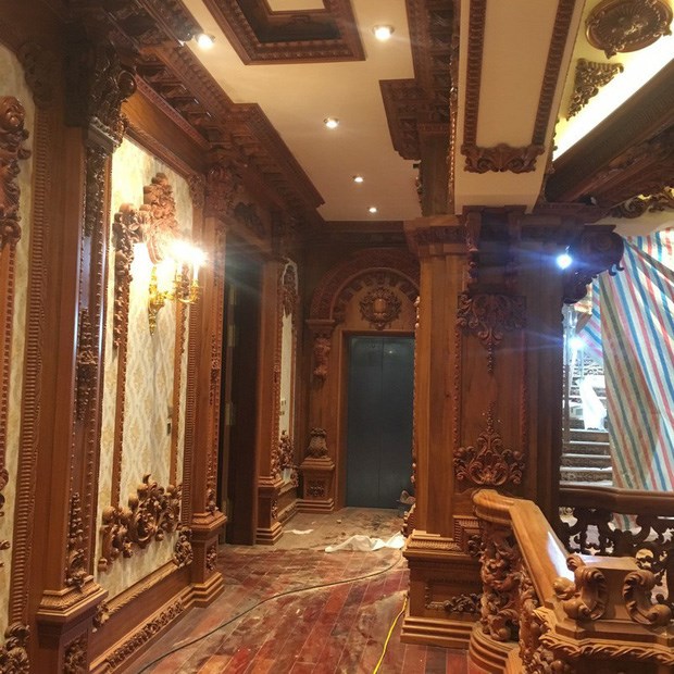 B&ecirc;n trong t&ograve;a l&acirc;u đ&agrave;i c&oacute; đầy đủ tiện nghi như&nbsp;&nbsp;thang m&aacute;y, hệ thống &acirc;m thanh, &aacute;nh s&aacute;ng hiện đại.