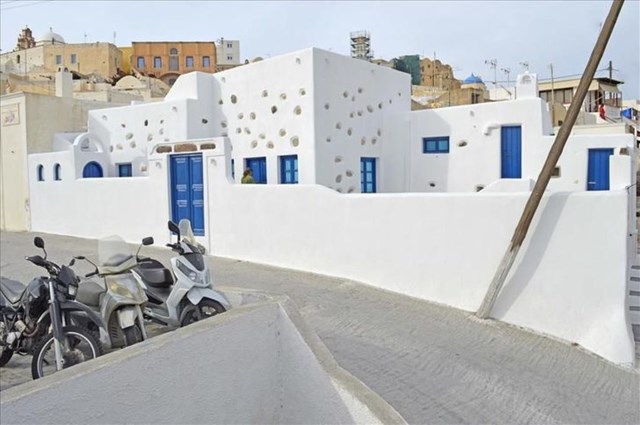 Số tiền tr&ecirc;n đủ để bạn mua căn nh&agrave; 1 ph&ograve;ng ngủ, 1 ph&ograve;ng tắm, ph&ograve;ng ăn c&ugrave;ng bếp tại Santorini, Hy Lạp. Điểm đặc biệt l&agrave; ng&ocirc;i nh&agrave; n&agrave;y sẽ c&oacute; view nh&igrave;n ra biển Aegean v&agrave;&nbsp;n&uacute;i Elijah.