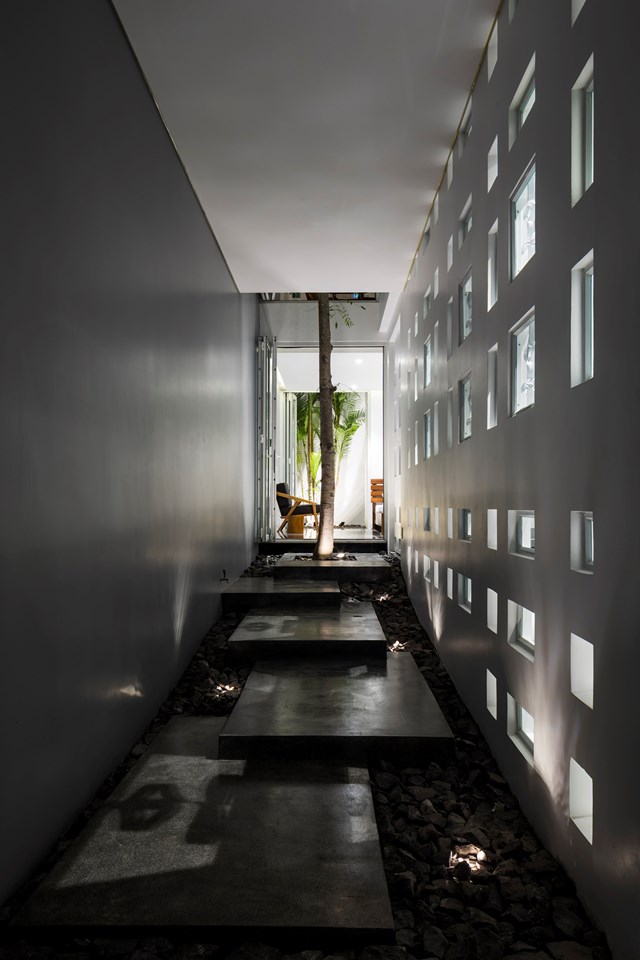 V&igrave; phần tường ph&iacute;a trước nh&agrave; hướng T&acirc;y, tiếp x&uacute;c trực tiếp với &aacute;nh nắng gắt ban chiều n&ecirc;n nh&oacute;m kiến tr&uacute;c sư đ&atilde; đưa giải ph&aacute;p tạo tấm che cản nắng n&oacute;ng nhưng vẫn đảm bảo th&ocirc;ng s&aacute;ng, lấy gi&oacute; v&agrave;o nh&agrave;. &nbsp;