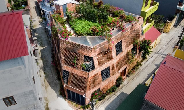 Ngôi nhà được xây dựng và hoàn thiện vào năm 2017 với quan điểm thiết kế là tạo ra không gian tương tự môi trường tự nhiên, sử dụng vật liệu địa phương.