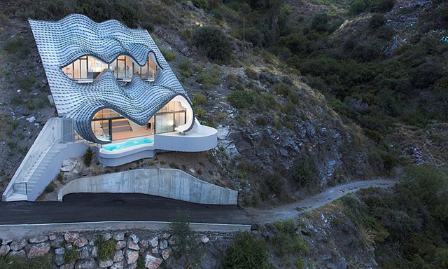 Ng&ocirc;i nh&agrave; nh&igrave;n từ b&ecirc;n ngo&agrave;i như một miếng da rồng