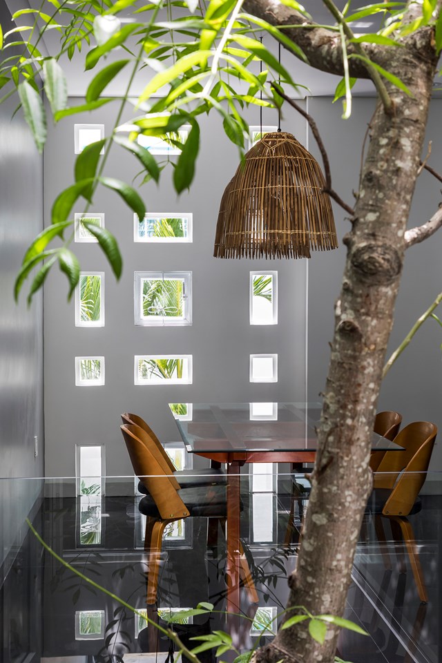 Ng&ocirc;i nh&agrave; được thiết kế ba tầng với ba khối xếp chồng v&agrave; so le nhau. Điều n&agrave;y gi&uacute;p gi&oacute; v&agrave; &aacute;nh s&aacute;ng c&oacute; thể luồn l&aacute;ch v&agrave;o từng g&oacute;c nhỏ. &nbsp;