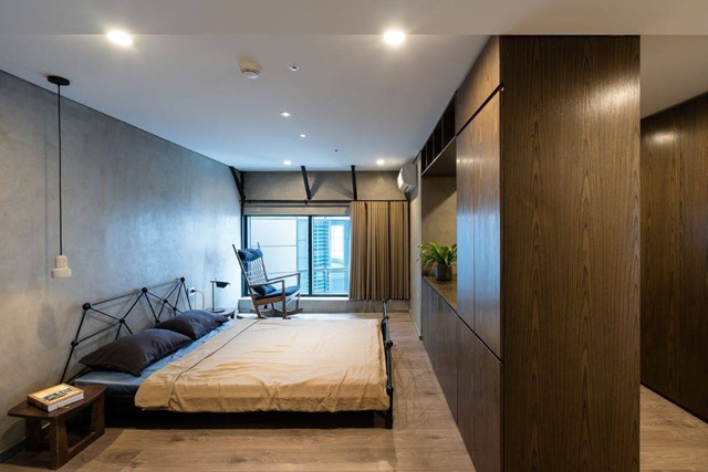 Một trong những ph&ograve;ng ngủ phụ tr&ecirc;n tầng 2 được thiết kế đơn giản mang m&agrave;u sắc đương đại.