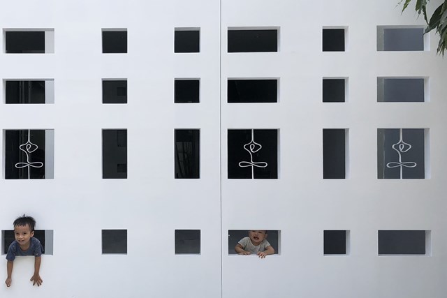 Để tăng t&iacute;nh thẩm mỹ, khả năng th&ocirc;ng gi&oacute; v&agrave; &aacute;nh s&aacute;ng, bức tường ph&iacute;a b&ecirc;n h&ocirc;ng v&agrave; sau nh&agrave; cũng được bố tr&iacute; lắp c&aacute;c lỗ lấy s&aacute;ng nhỏ. Tổng cộng trong nh&agrave; c&oacute; 438 lỗ &aacute;nh s&aacute;ng. &nbsp;